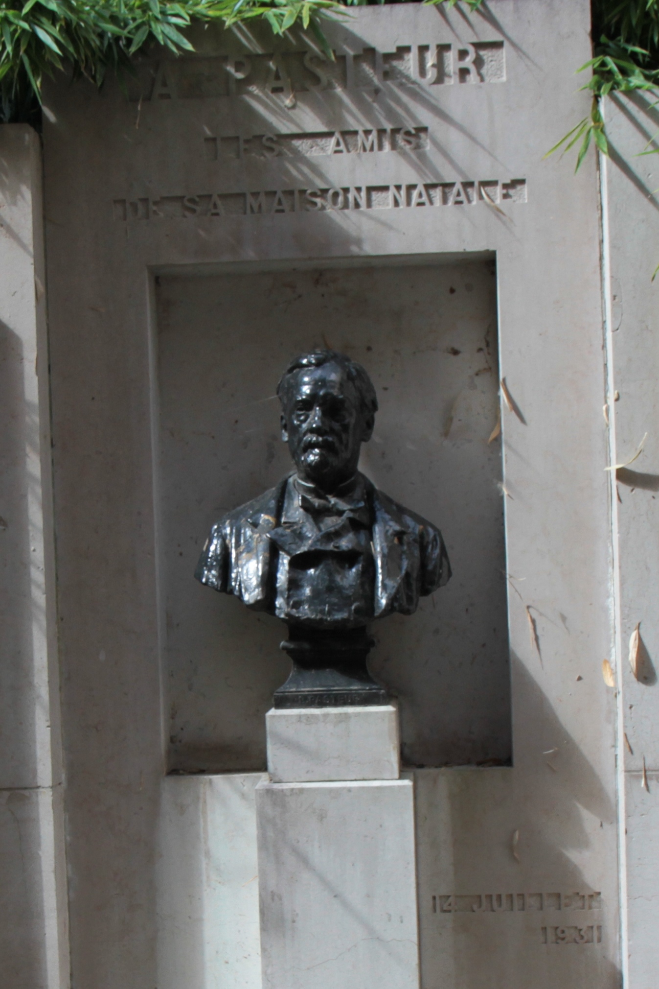 Pasteur bust, Louis Pasteur's birthplace, Dole  - 03.JPG